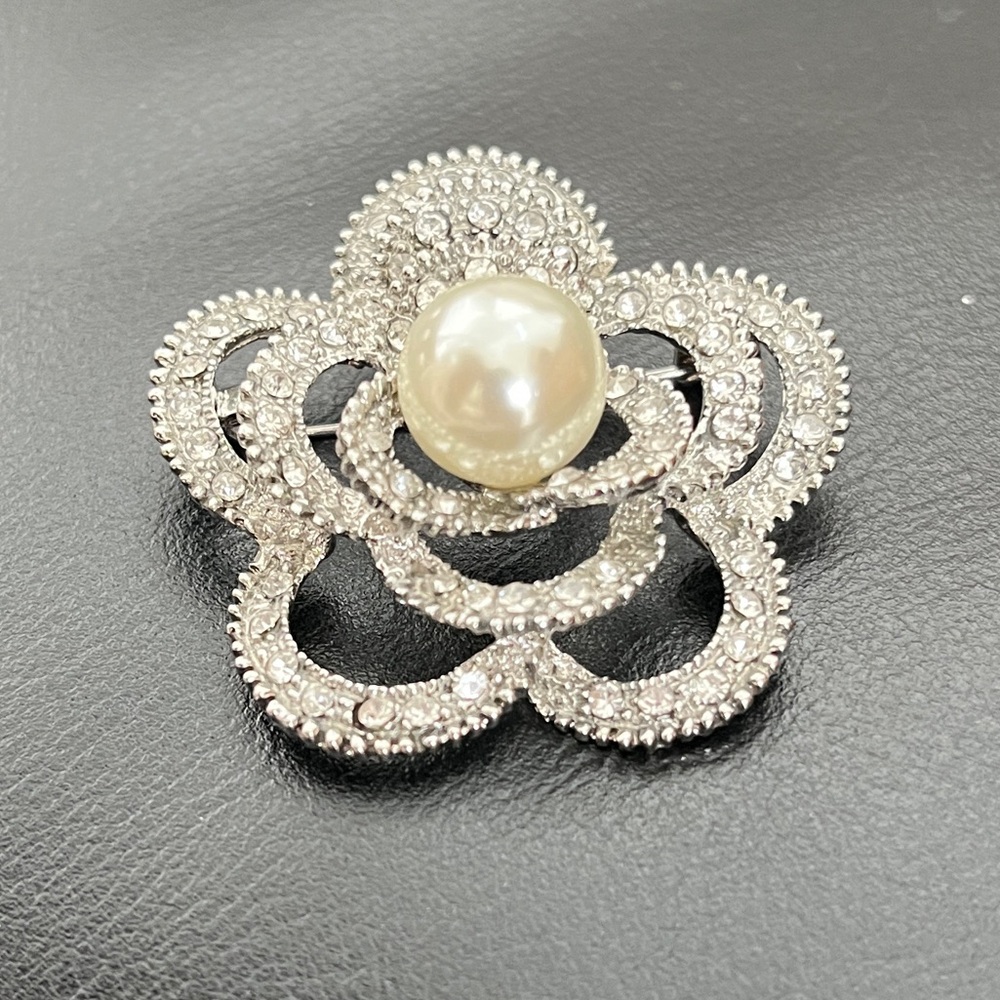 VINTAGE Brooch Silver Tone Metal Flower Rhinestone Faux Pearl Classic Timeless